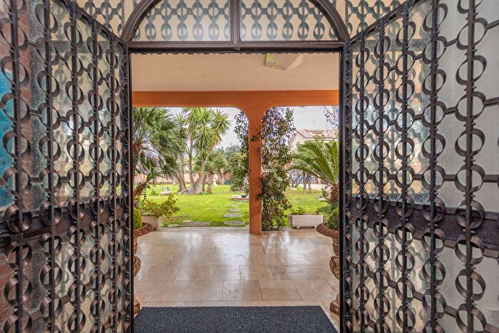 Casa con 14 locali in vendita in Via Radicofani, Pomezia