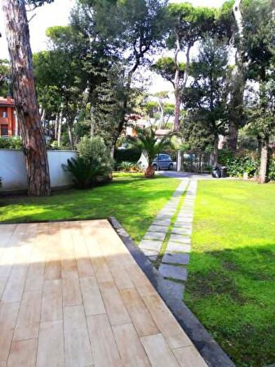 Casa quadrilocale in vendita in Viale della Pineta di Fregene, Fiumicino