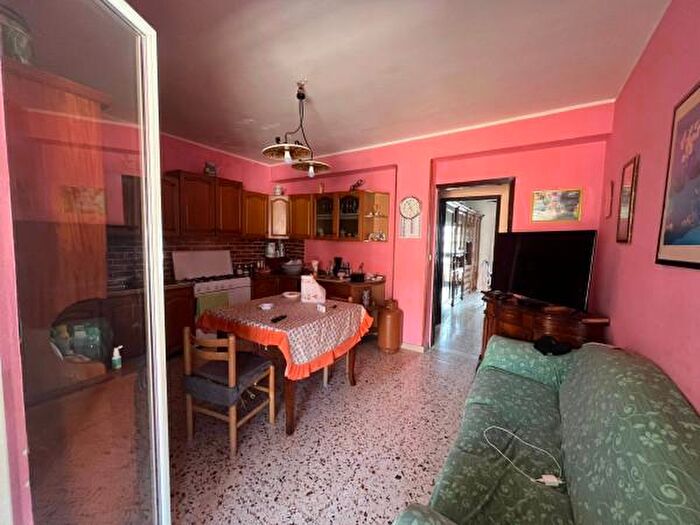 Appartamento trilocale in vendita in Via Giuseppe Garibaldi, Santo Stefano Di Camastra