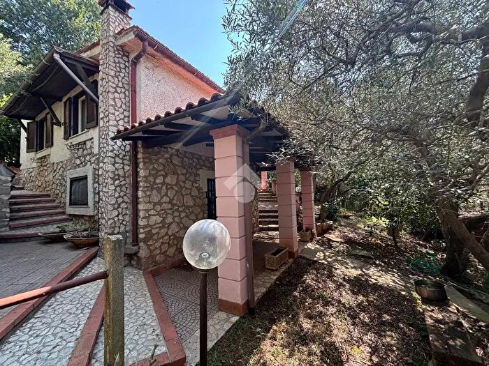 Casa trilocale in vendita in Via Padre Eutimio Castellani, Cave