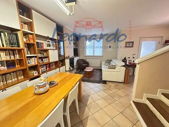 Casa con 8 locali in vendita in Piacenza