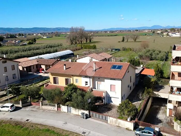 Casa quadrilocale in vendita in Via Monte Alago, Foligno