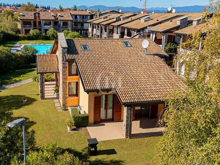 Casa con 9 locali in vendita in Desenzano Del Garda