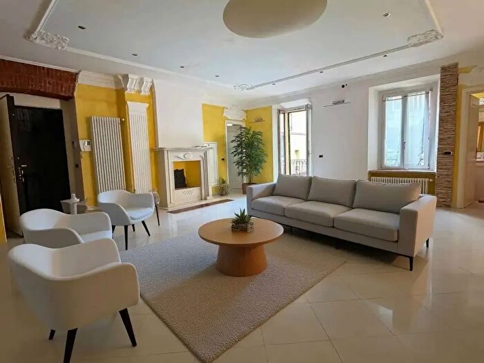 Appartamento con 6 locali in vendita in Via Albuzzi, Varese