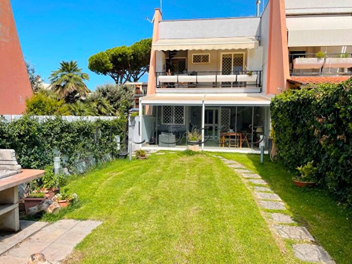 Casa quadrilocale in affitto in Viale Castellammare, Fregene, Fiumicino