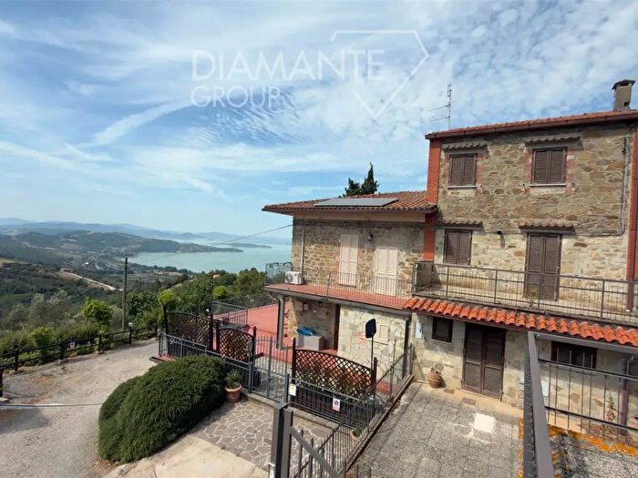 Casa con 6 locali in vendita in Passignano Sul Trasimeno