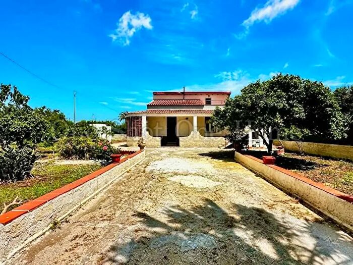 Casa con 6 locali in vendita in Via Filicudi, Siracusa