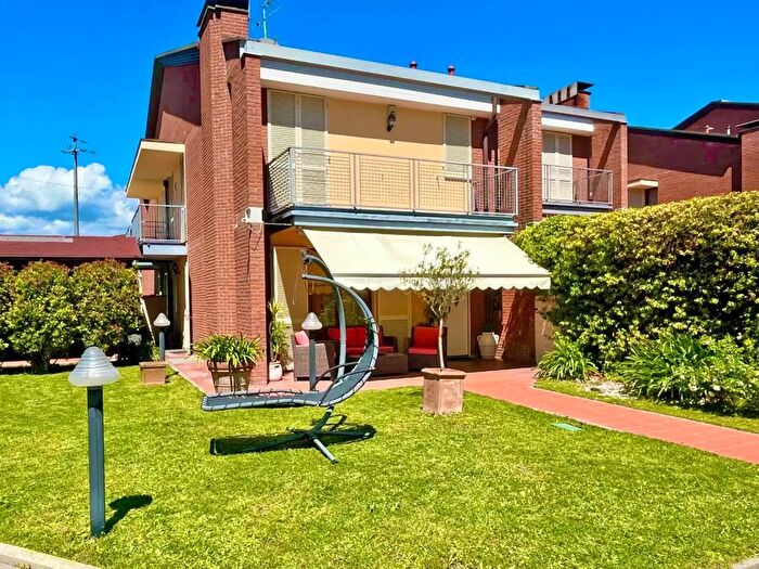 Casa con 6 locali in vendita in Lucca