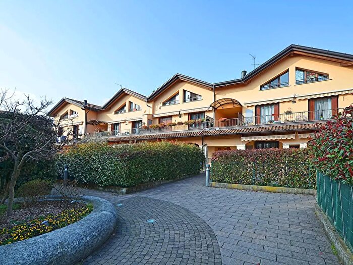 Appartamento quadrilocale in vendita in Via Roncello, Ornago