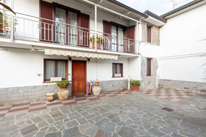 Casa trilocale in vendita in Via Risorgimento, Bernareggio