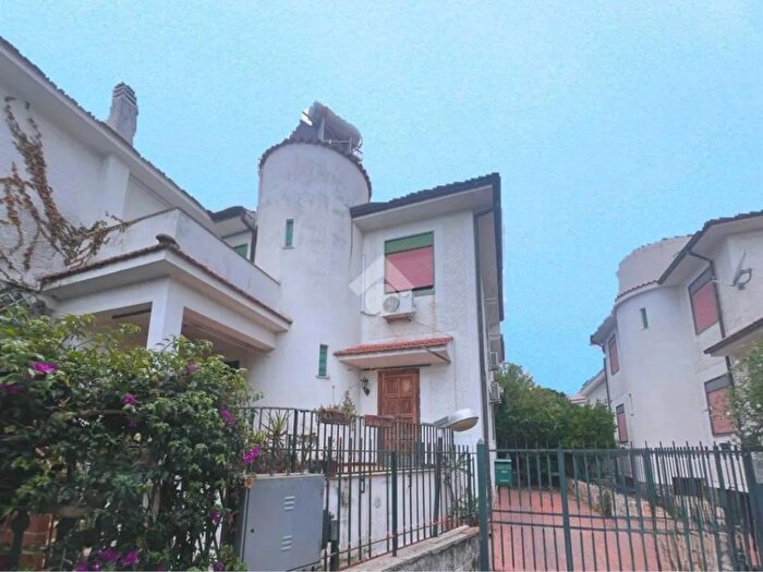 Casa con 6 locali in vendita in Via Flora, Palermo