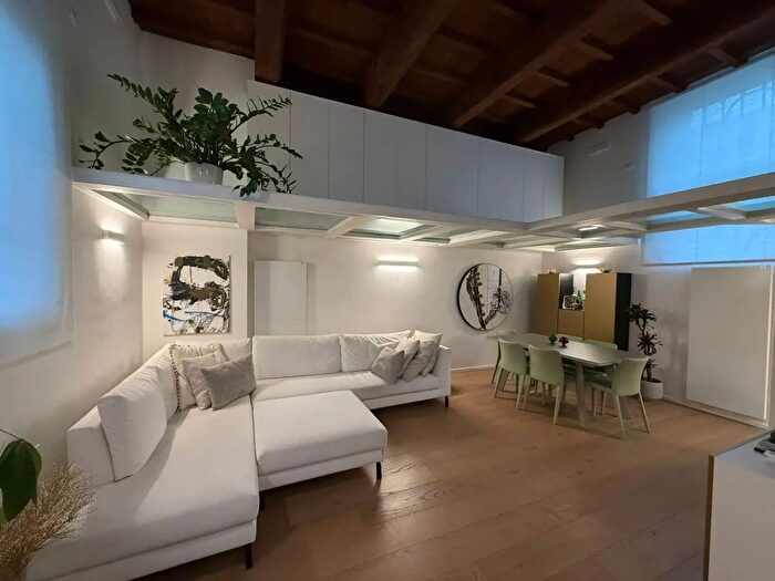 Appartamento con 6 locali in vendita in Via Ludovico Muratori, Ferrara