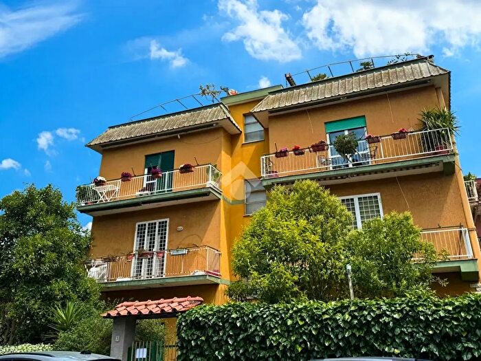 Appartamento trilocale in vendita in Via dei Minatori, Roma