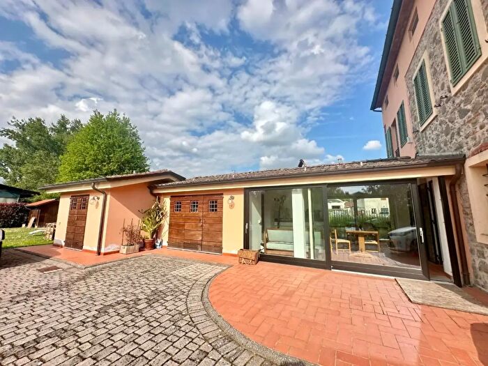 Casa con 15 locali in vendita in Porcari