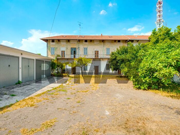 Appartamento con 8 locali in vendita in Via Bizzozzero, Busto Arsizio