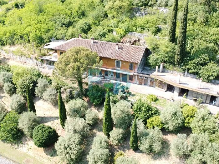 Casa con 10 locali in vendita in Via Trento, Nave
