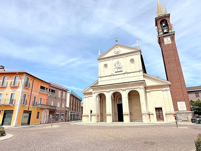 Casa con 7 locali in vendita in Inveruno