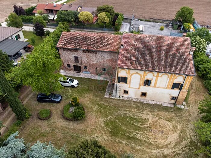 Casa con 7 locali in vendita in Via Caselle, Buttapietra