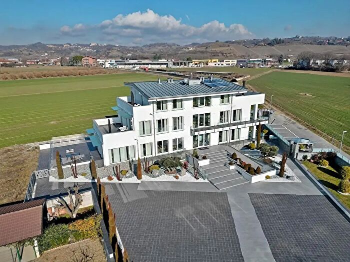 Casa con 20 locali in vendita in Str Borgo S Martino, Bra
