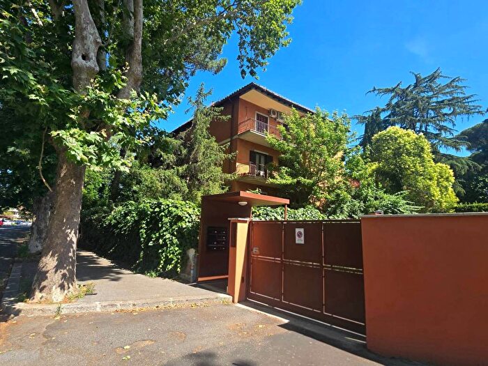Appartamento con 6 locali in affitto in Via Odoardo Beccari, San Saba Caracalla, Roma