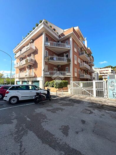 Appartamento quadrilocale in vendita in Via Valsavaranche, Roma