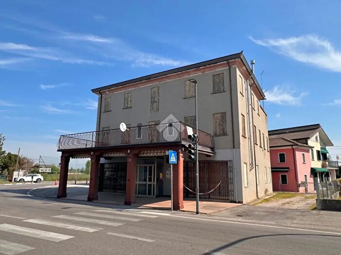 Casa con 9 locali in vendita in Via Corso del Popolo, Trebaseleghe