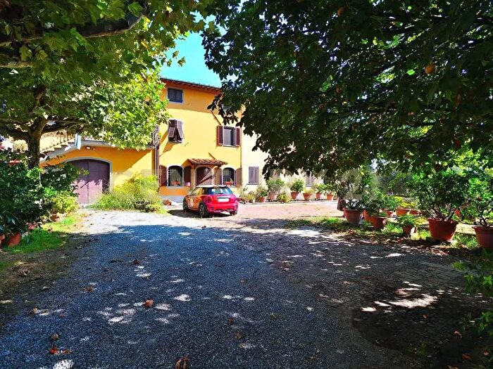 Casa con 8 locali in vendita in Lucca