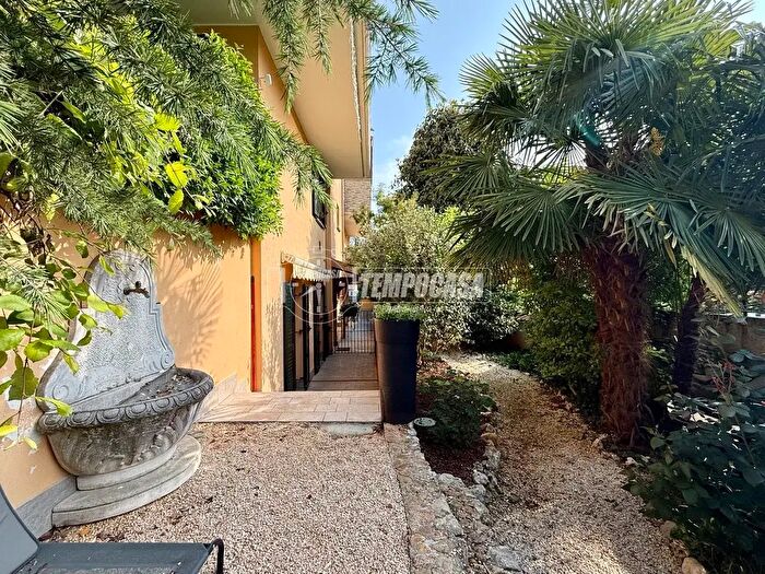 Appartamento quadrilocale in vendita in Via Galileo Galilei, Usmate Velate