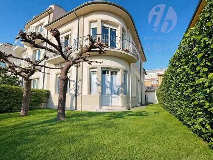 Casa con 9 locali in vendita in Camaiore