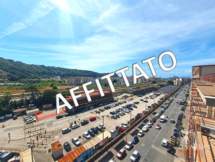Appartamento trilocale in affitto in Piazzale Vincenzo Tecchio, Fuorigrotta, Napoli