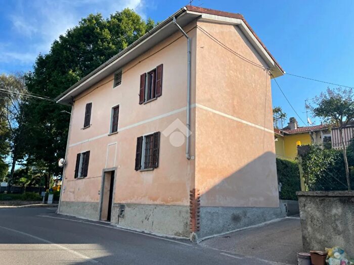 Casa trilocale in vendita in Via G Carducci, Cairate