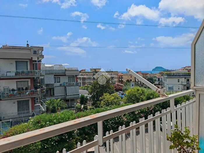 Appartamento con 5 locali in vendita in Via Domitiana, Pozzuoli