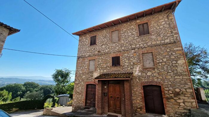 Casa con 12 locali in vendita in Fraz Pian di San Martino, Todi