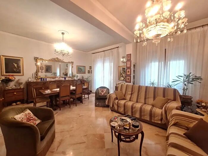 Appartamento con 5 locali in vendita in Via Ciullo d'Alcamo, Palermo