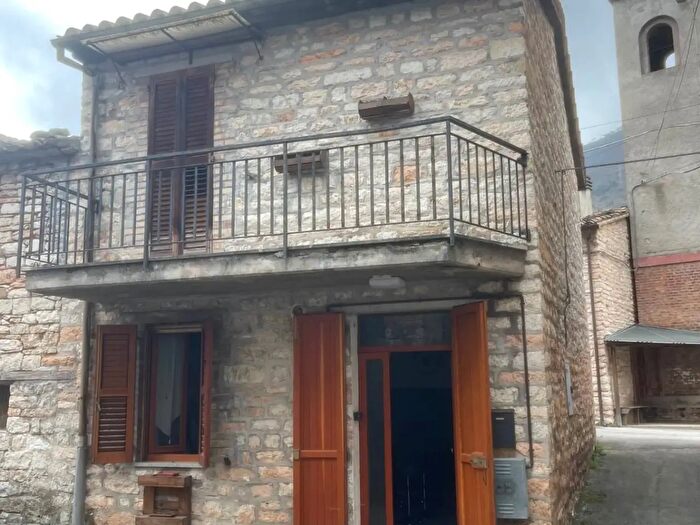 Casa quadrilocale in vendita in Frazione Valtreara, Genga