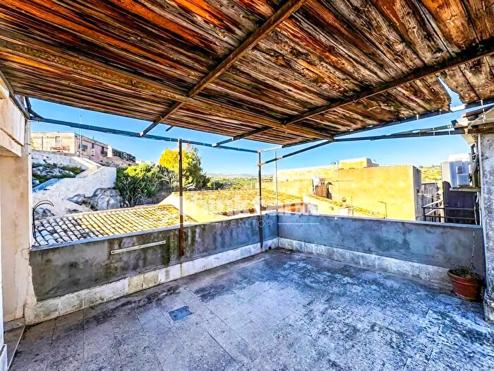 Casa con 7 locali in vendita in Via Angelo Cavarra, Noto