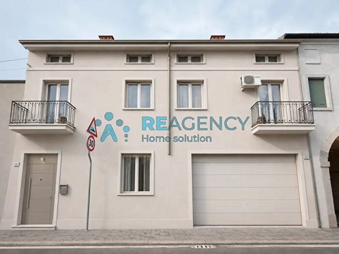Casa con 7 locali in vendita in Via Lovara, Montecchio Maggiore