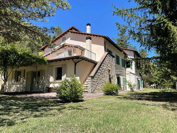 Casa con 20 locali in vendita in Preci Frazione Saccovescio, Preci