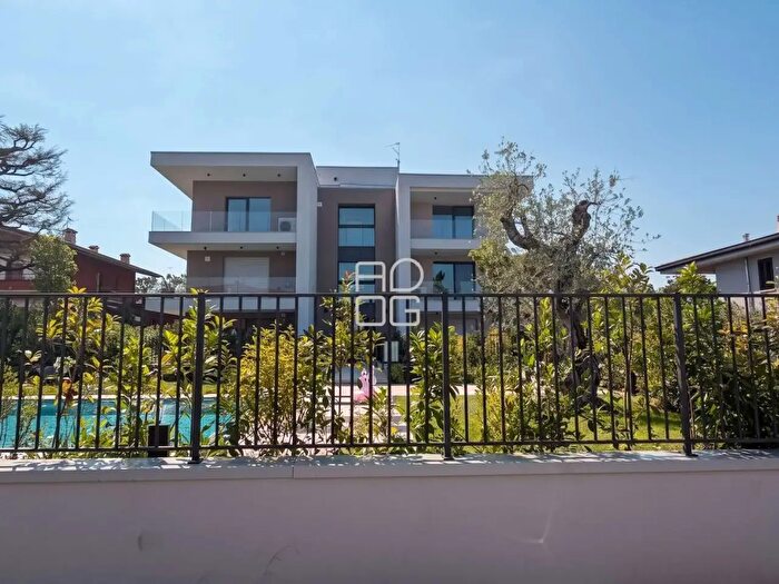 Appartamento con 6 locali in affitto in Desenzano Del Garda