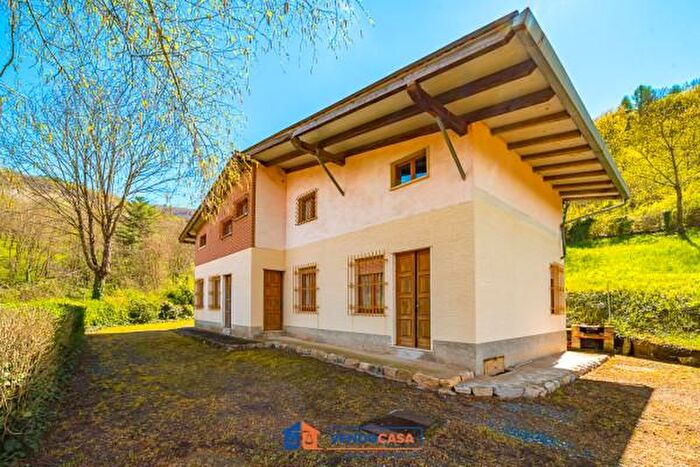 Casa con 6 locali in vendita in Via Federico Passero, Rossana