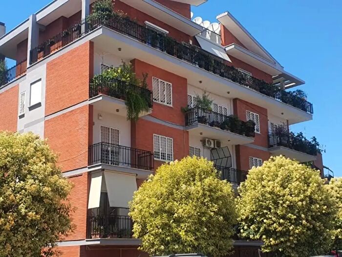 Appartamento con 6 locali in vendita in Via Guido Guinizelli, Roma