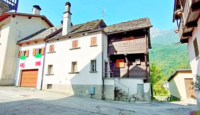 Casa con 7 locali in vendita in Via SantAntonio Baceno, Baceno