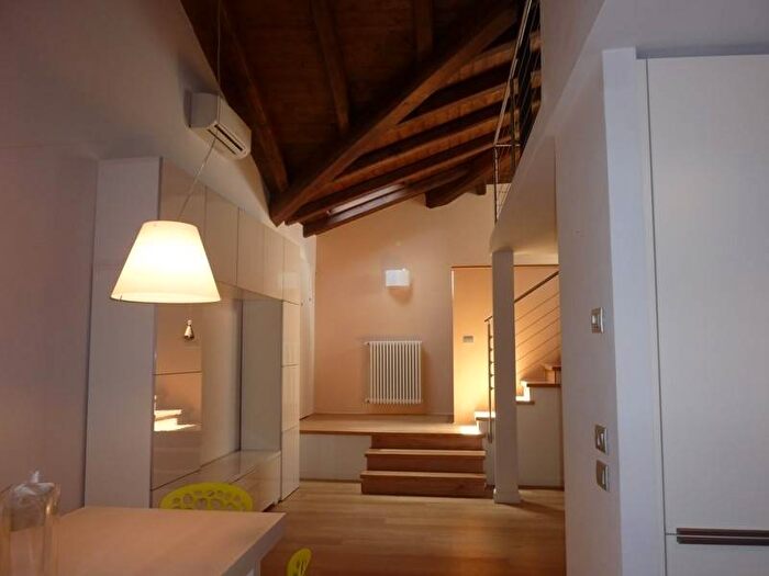 Appartamento trilocale in affitto in Via Drapperie, Centro Storico, Bologna