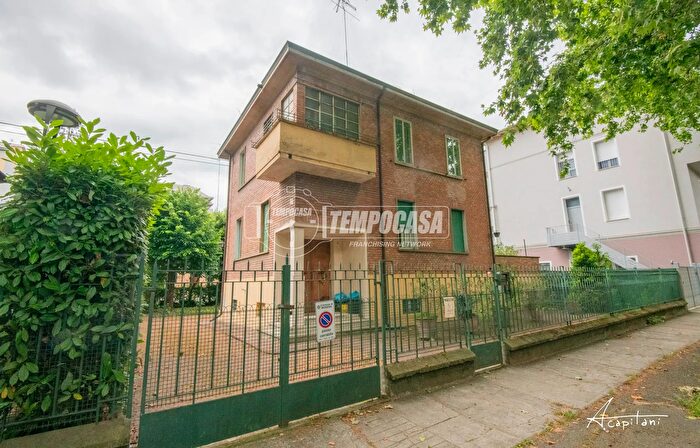 Casa con 6 locali in vendita in Via Domenico Cucchiari, Modena