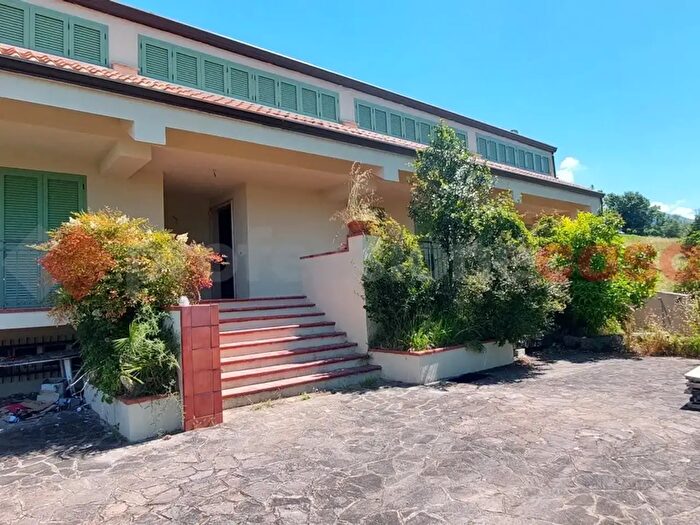 Casa con 15 locali in vendita in Broccostella