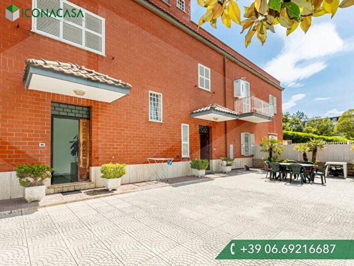 Appartamento con 9 locali in vendita in Via Tuscolana, Roma