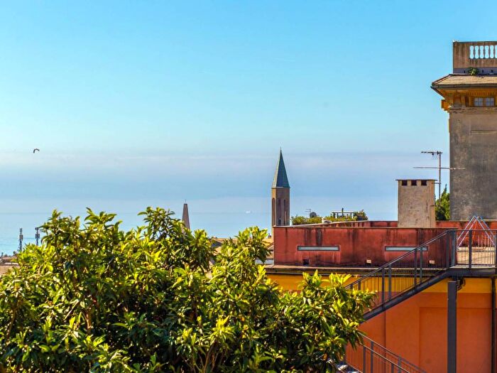 Appartamento trilocale in affitto in Via San Nazaro, Albaro, Genova