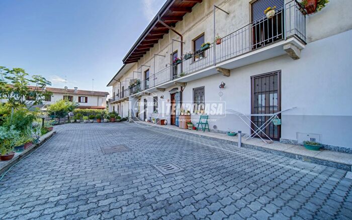 Casa con 5 locali in vendita in Via Piaggio, Besnate