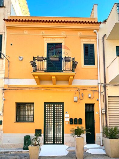 Casa con 10 locali in vendita in Via Palagonia, Bagheria