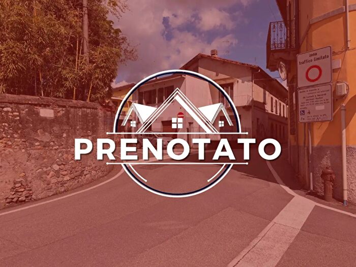 Casa con 6 locali in vendita in Gazzada Schianno